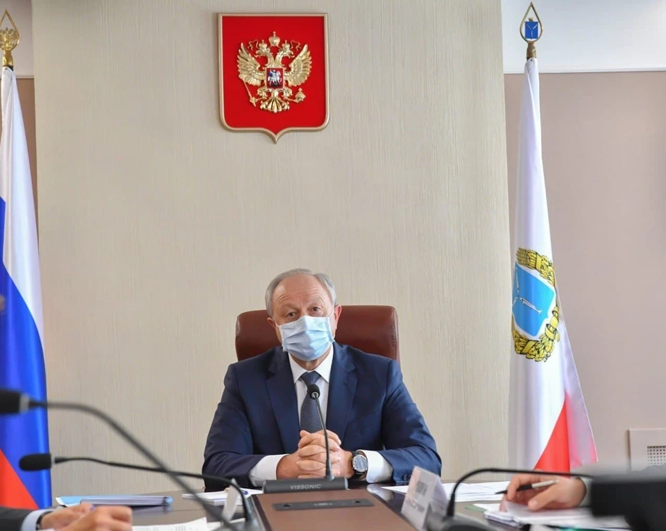 Валерий Радаев поручил подготовить подарки врачам медиков, работающих в новый год в "красных зонах"