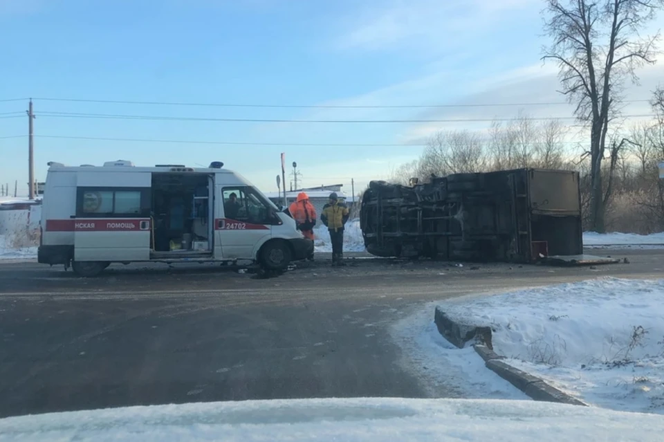 Авария с участием "скорой" и грузовика произошла на Ропшинском шоссе в Петербурге. Фото: vk.com/residentsofpeterhof