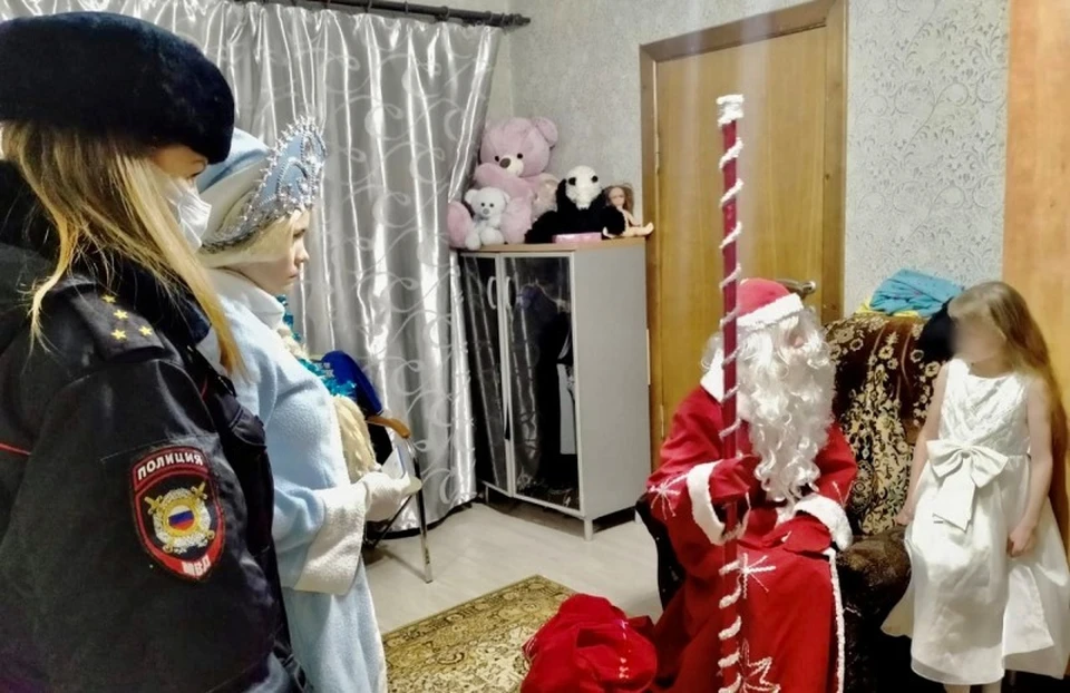 Ребята рассказали Деду Морозу и Снегурочке стихи. Фото: УМВД России по Ярославской области