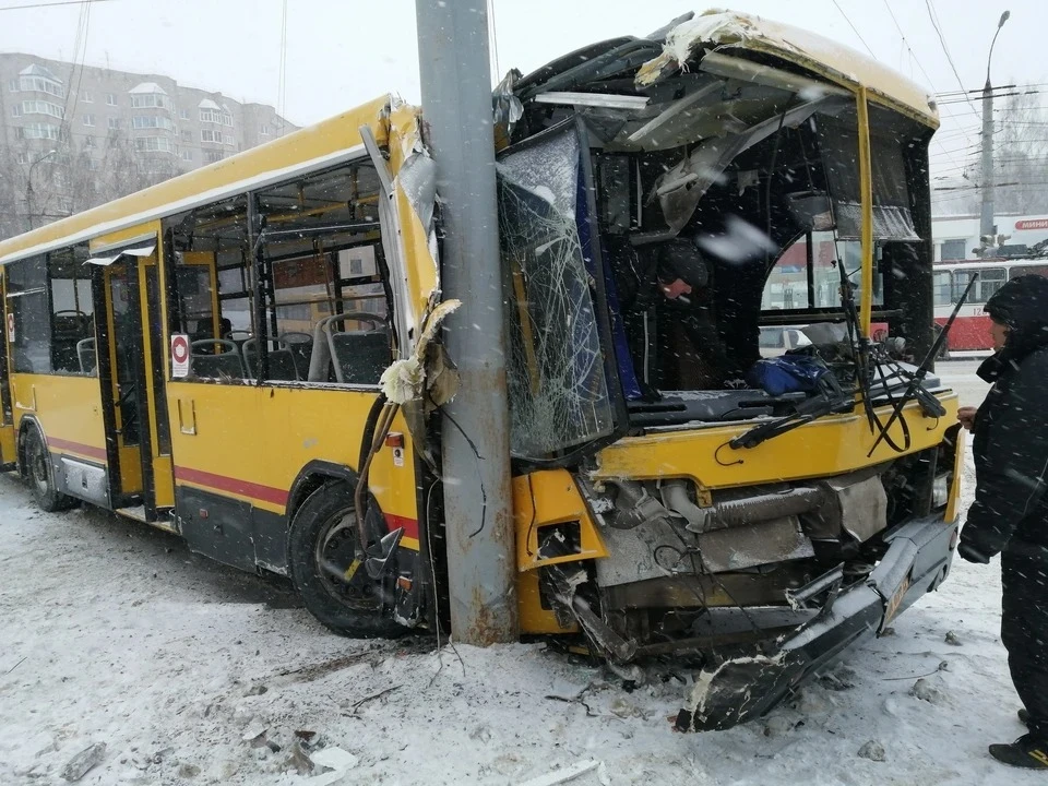 27 февраля 2021 года автобус врезался в световую опору. Фото: 1-й отдел УГИБДД по УР