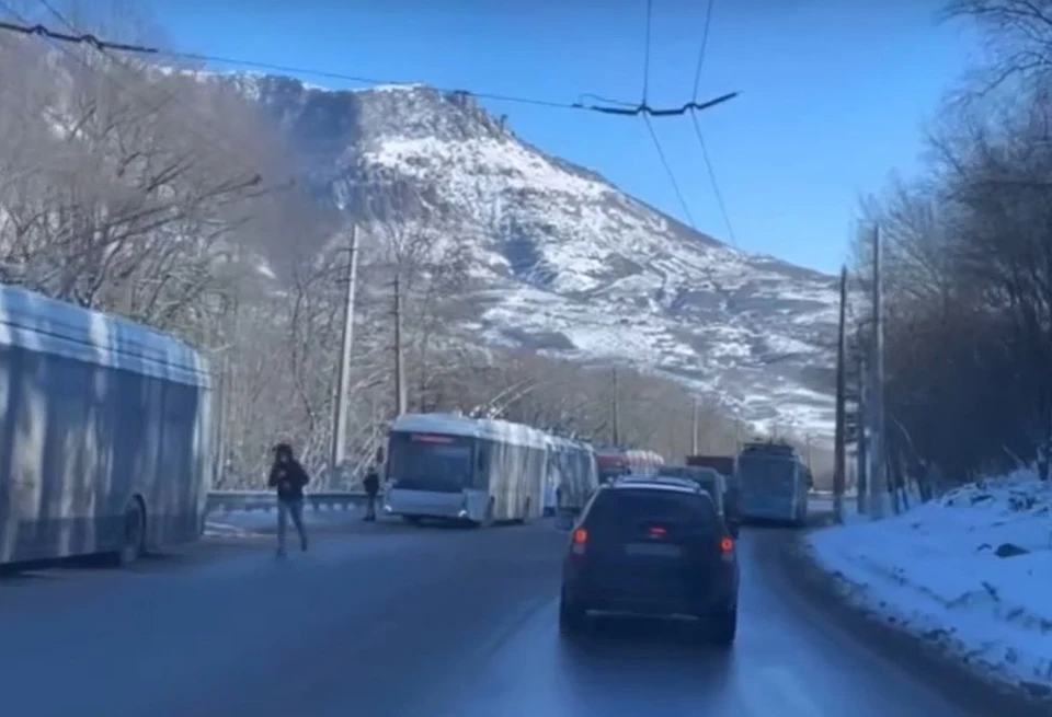К настоящему моменту движение транспорта возобновлено. Фото: скриншот из видео
