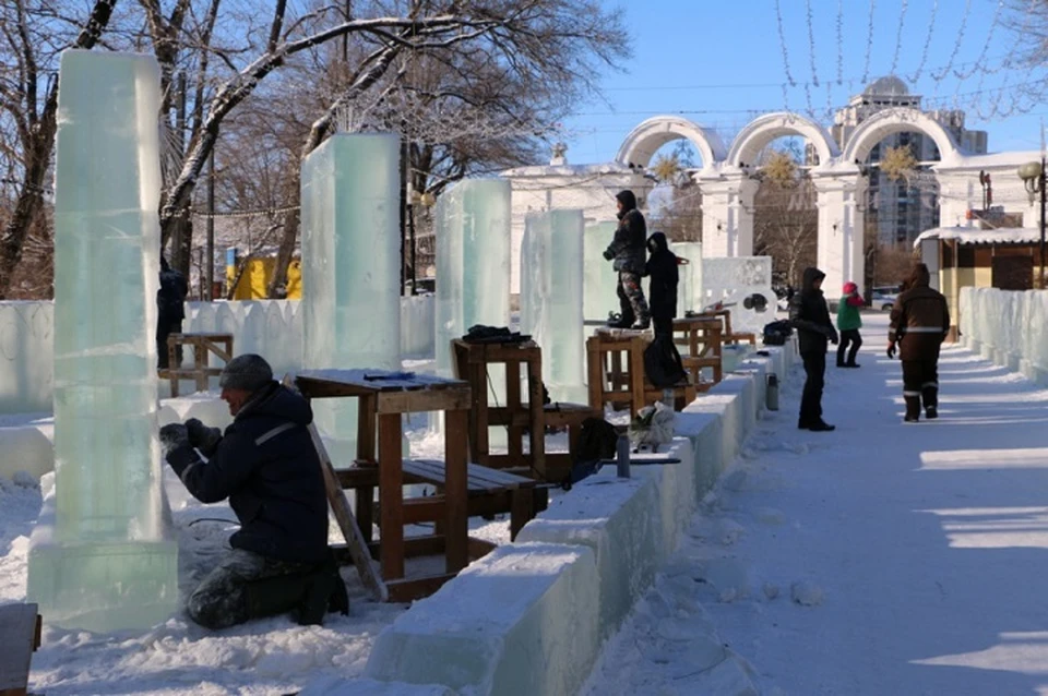 Участники конкурса «Амурский хрусталь» начали создавать ледовые скульптуры