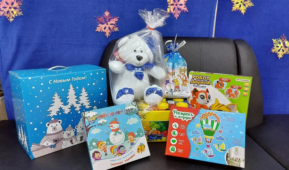 Лучший подарок 2021. Детский сладкий подарок ведро. Новогодние подарки детям от губернатора янао. Новогодние подарки для детей. Сладкие новогодние подарки 2021.