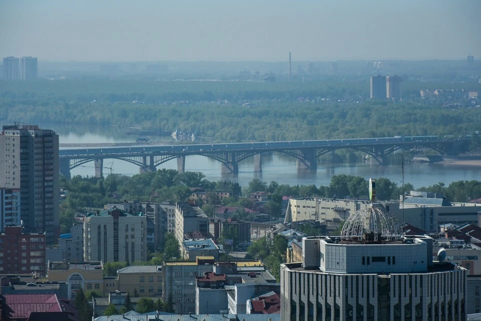 Новосибирск периодически окутывает неприятный запах.