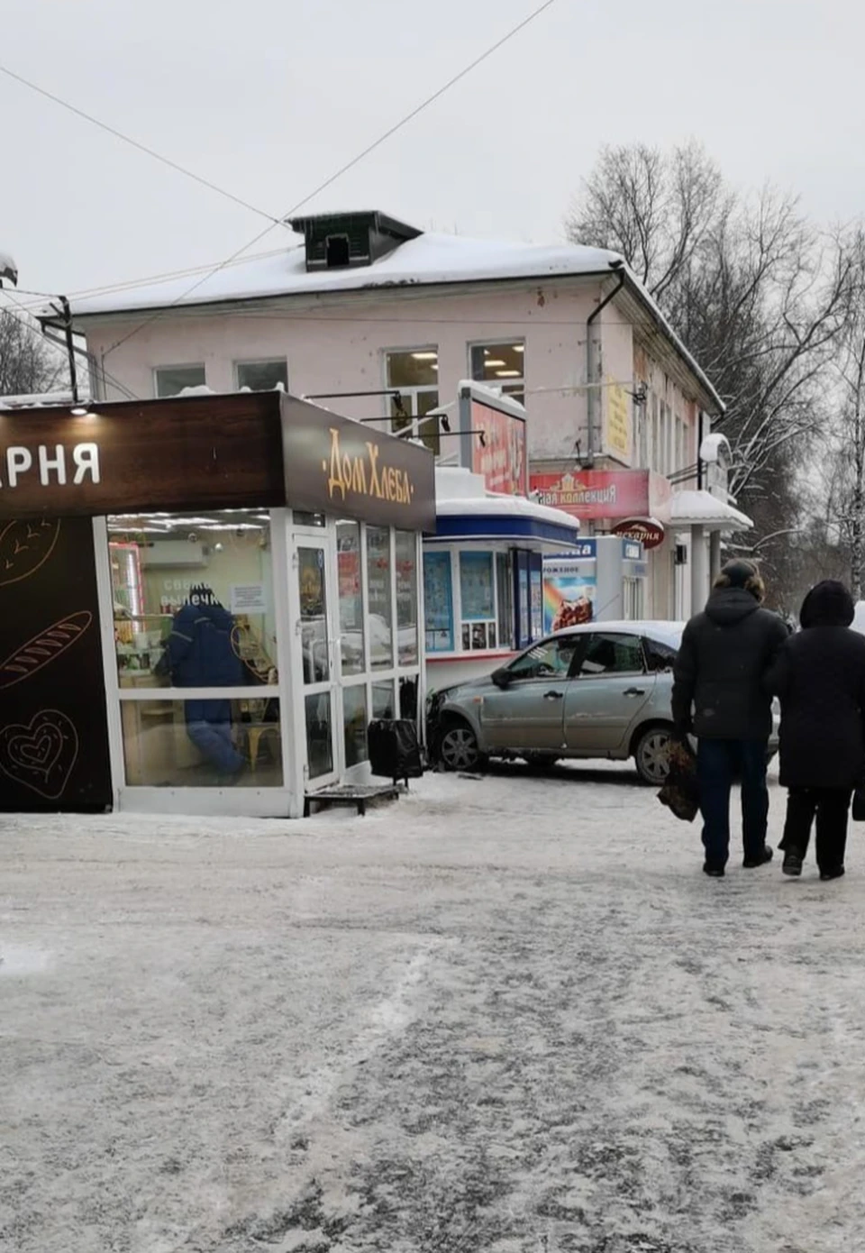 После наезда на пешехода автомобиль врезался в ларек. Фото: группа ВК Злой ижевчанин