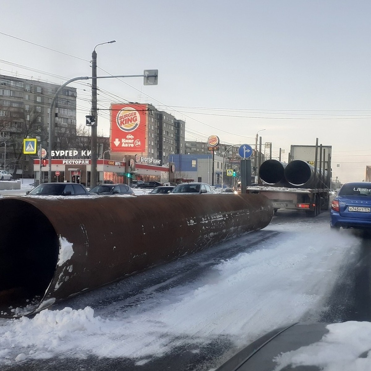 «Пункт назначения» уже не тот: в Челябинске труба выпала из грузовика на  проезжую часть - KP.RU