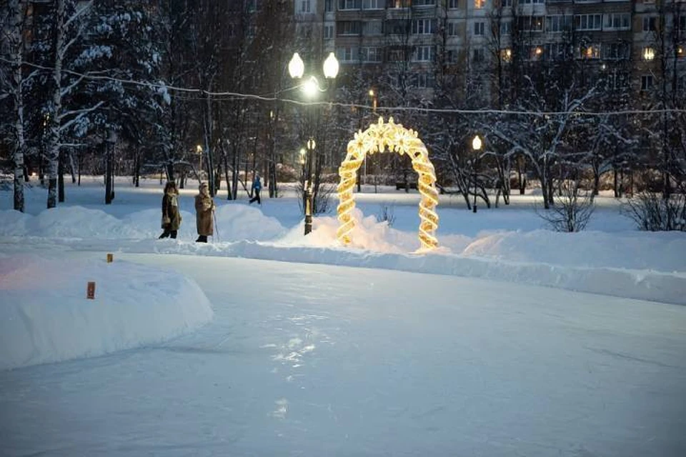 Ледовый каток киров. Каток кочуровский парк Киров. Каток в Кочуровском парке Киров. Парк Гагарина Киров каток. Кочуровский парк Киров 2022.