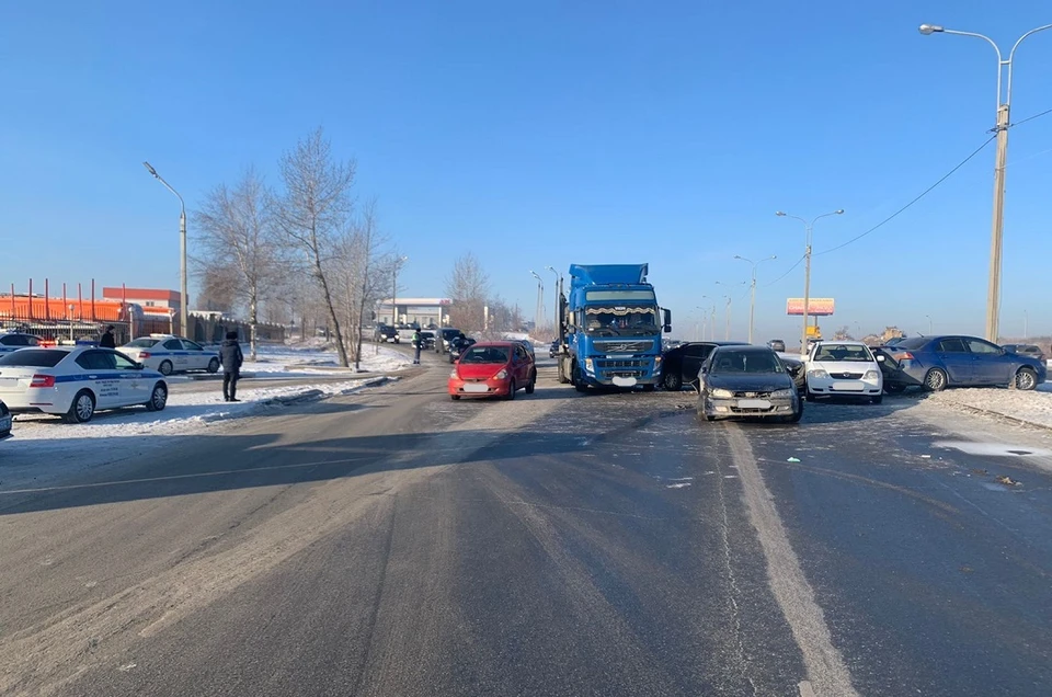На объездной дороге Ново-Ленино произошло несколько ДТП с участием 6 автомобилей