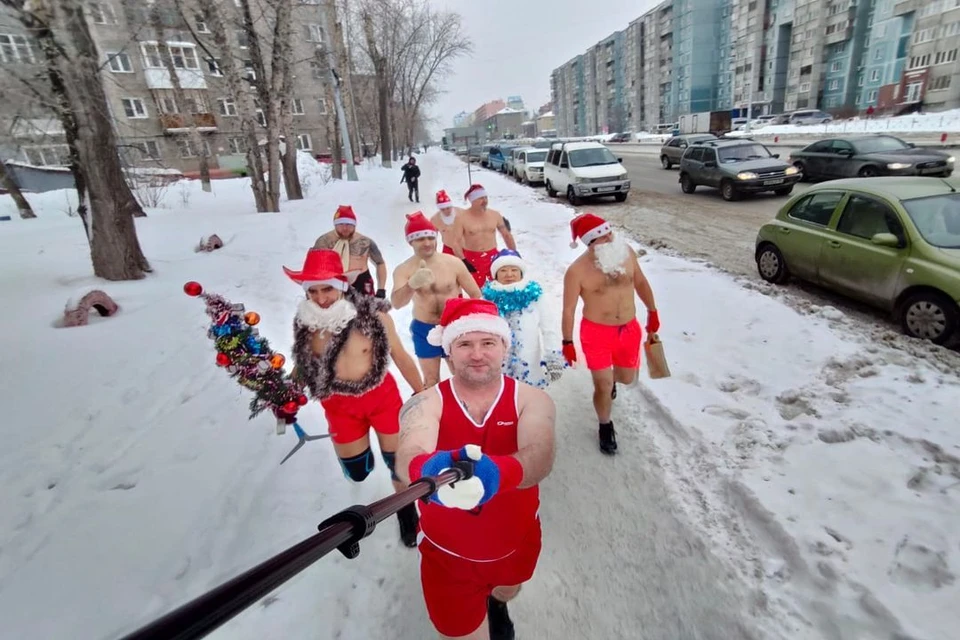Дедушки Морозы поздравляли прохожих и раздавали конфетки. Фото: Вячеслав Горюнов
