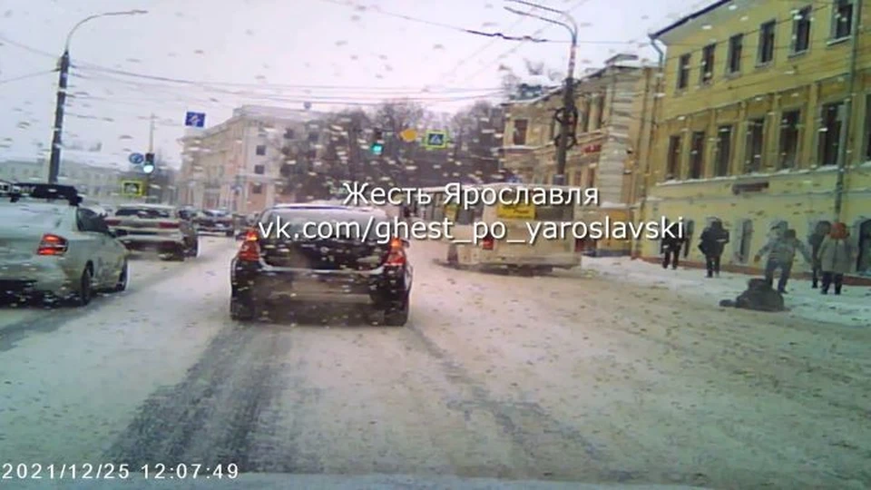 В Ярославле женщина упала около уезжающего автобуса. ФОТО: скриншот из видео "Жесть Ярославль" ВКонтакте