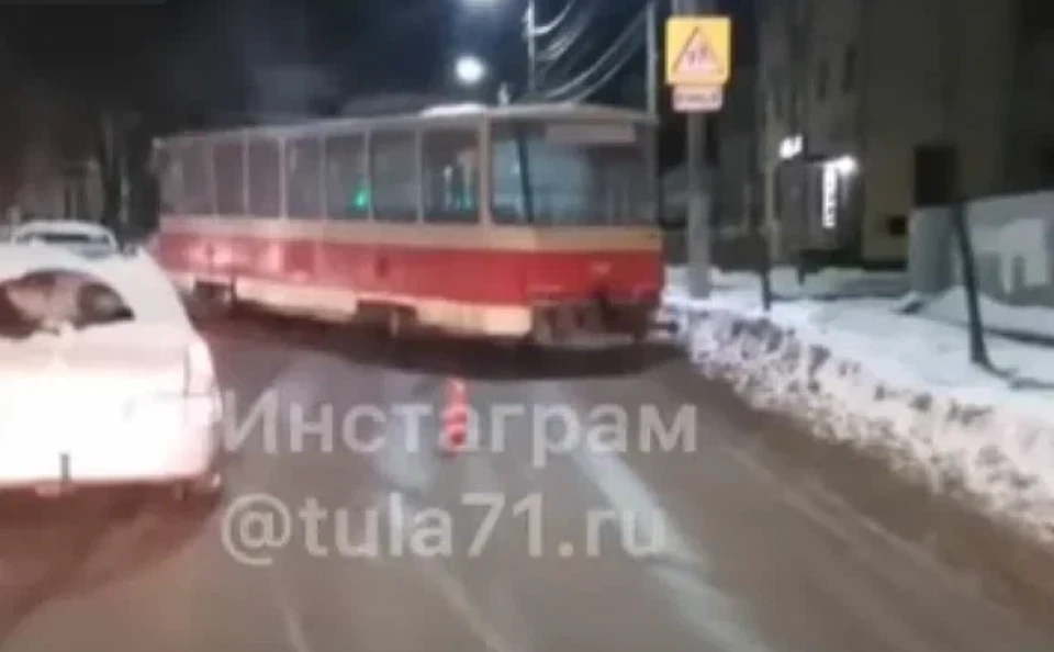 Утром 27 декабря в Туле на улице Оружейной сошел с рельсов трамвай