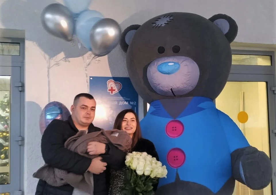 Молодые родители устроили первую семейную фотосессию