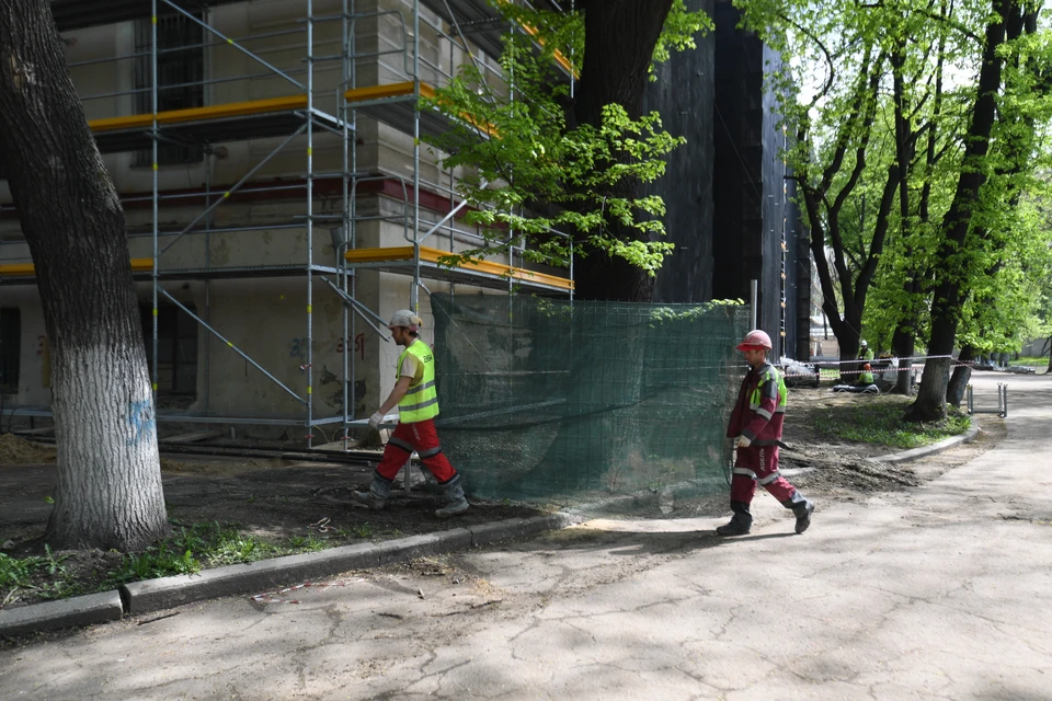Мужчина упал со строительных лесов с высоты более 8 метров.
