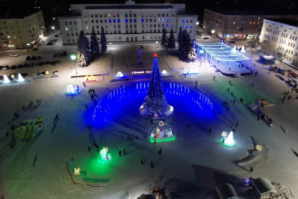 На площади установили световые конструкции, две горки для детей, снежные фигуры. Фото: admkirov.ru