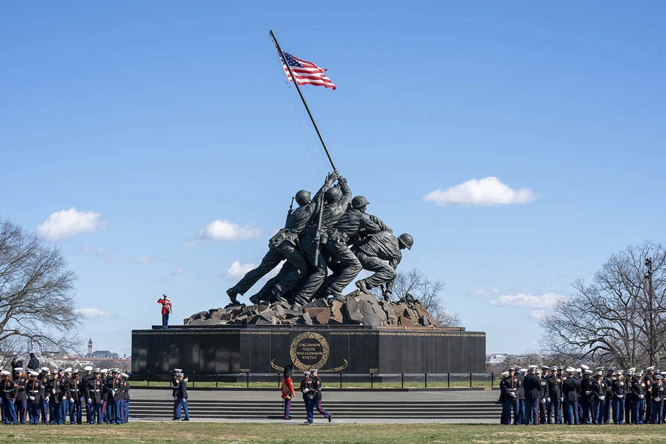 Пожалуй, самый известный памятник американским солдатам-победителям во Второй мировой войне - бронзовый монумент в штате Вирджиния в честь погибших на вулканических островах Японии морских пехотинцев.
