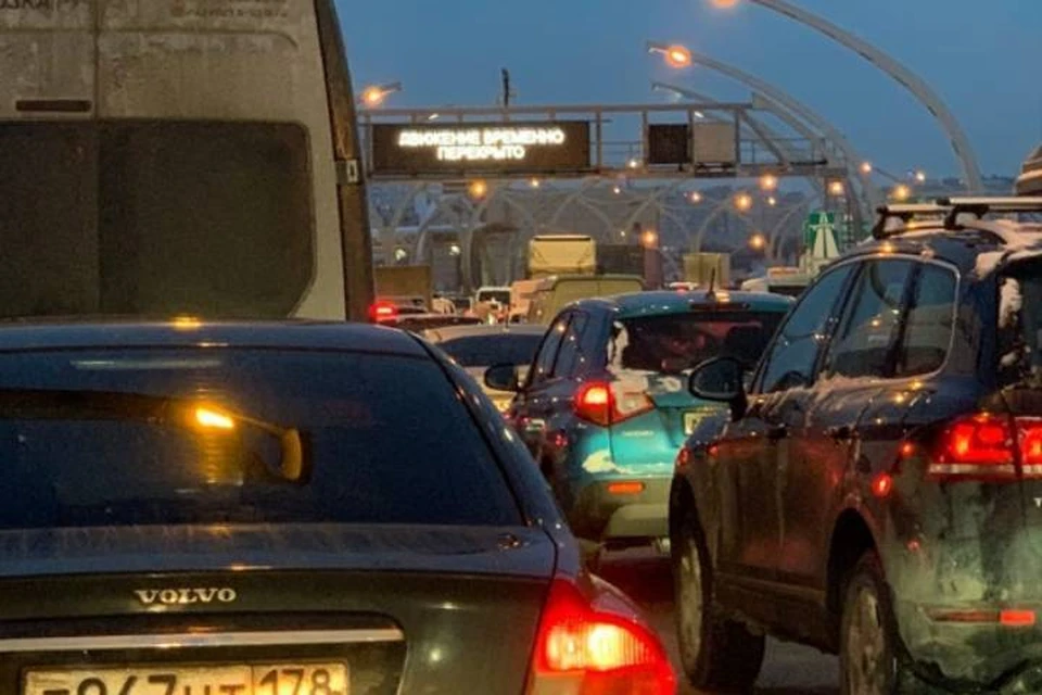 В Петербурге перекрыли движение на КАД