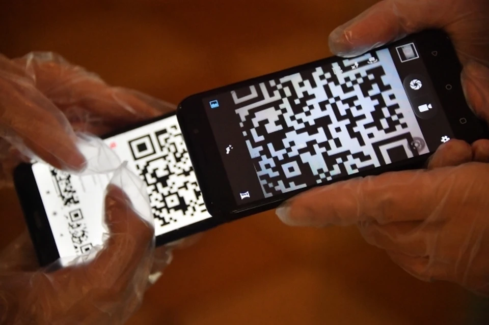 Проверка QR-кодов на входе не останавливает омичей без них от походов в торговые центры.