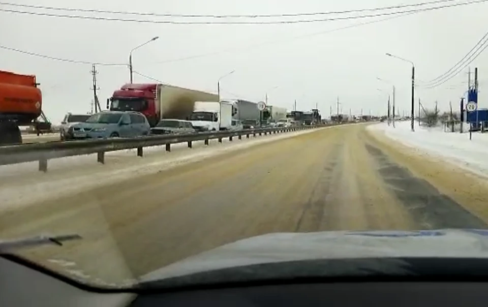 Пробка на трассе в Ерзовке. Кадр с видео ГУ МВД России по Волгоградской области.