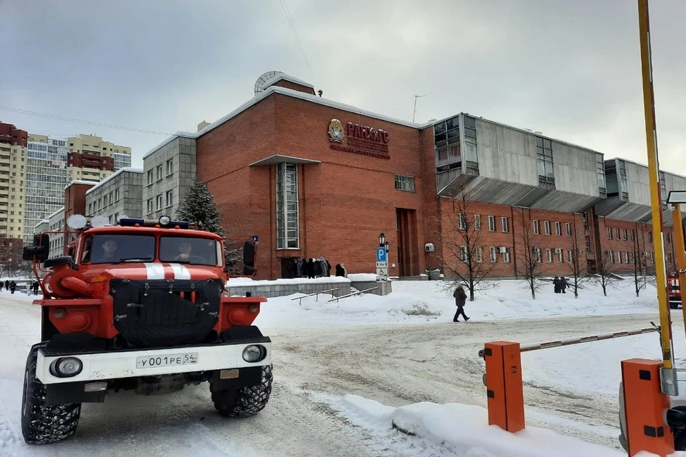 В Новосибирске из Сибирского института управления РАНХиГС эвакуировали 124 человека. Фото: ГУ МЧС по НСО.