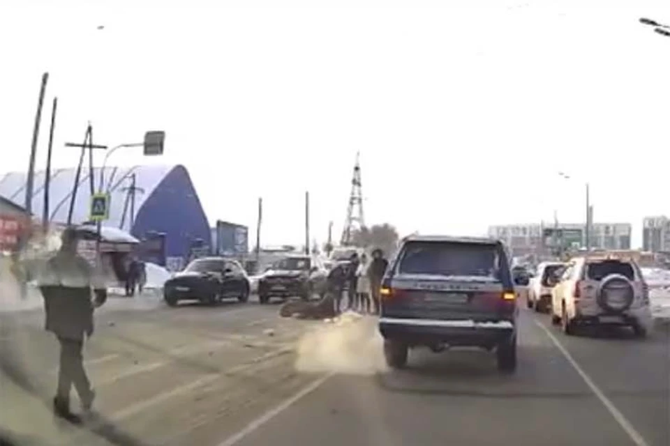 ДТП на улице Власихинской. Скриншот: видео из сообщества "Инцидент Барнаул"