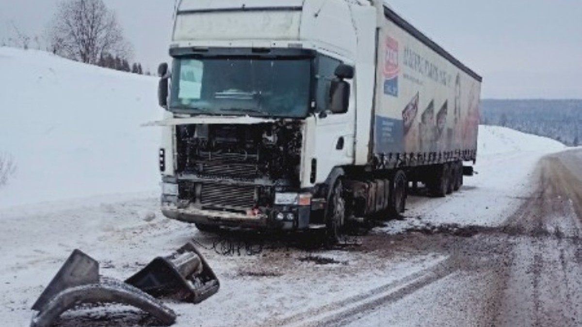 Встретил и Новый год, и день рождения в кабине грузовика». Застрявший на  трассе дальнобойщик поблагодарил выручивших его пермяков - KP.RU