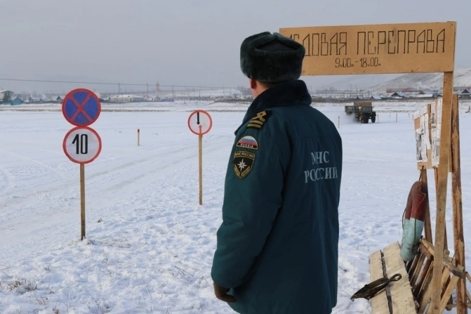 В Эвенкии грузовик провалился по лед. Фото: МЧС