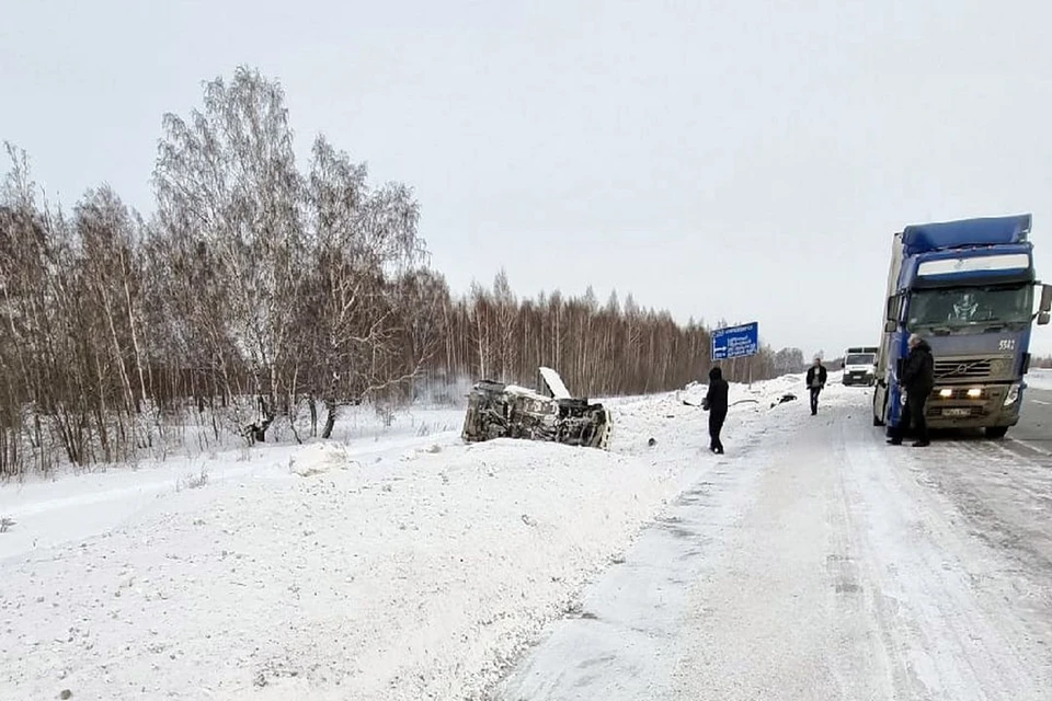 Водитель с пассажиром самостоятельно выбрались из машины. Фото: «АСТ-54»
