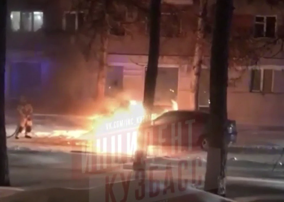В центре Кемерова загорелся автомобиль. Фото:ВКонтакте/inc_kuzbass.
