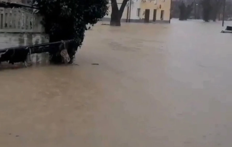 Поселок Архипо-Осиповка ушел под воду после ливней. Фото: стоп-кадр из видео