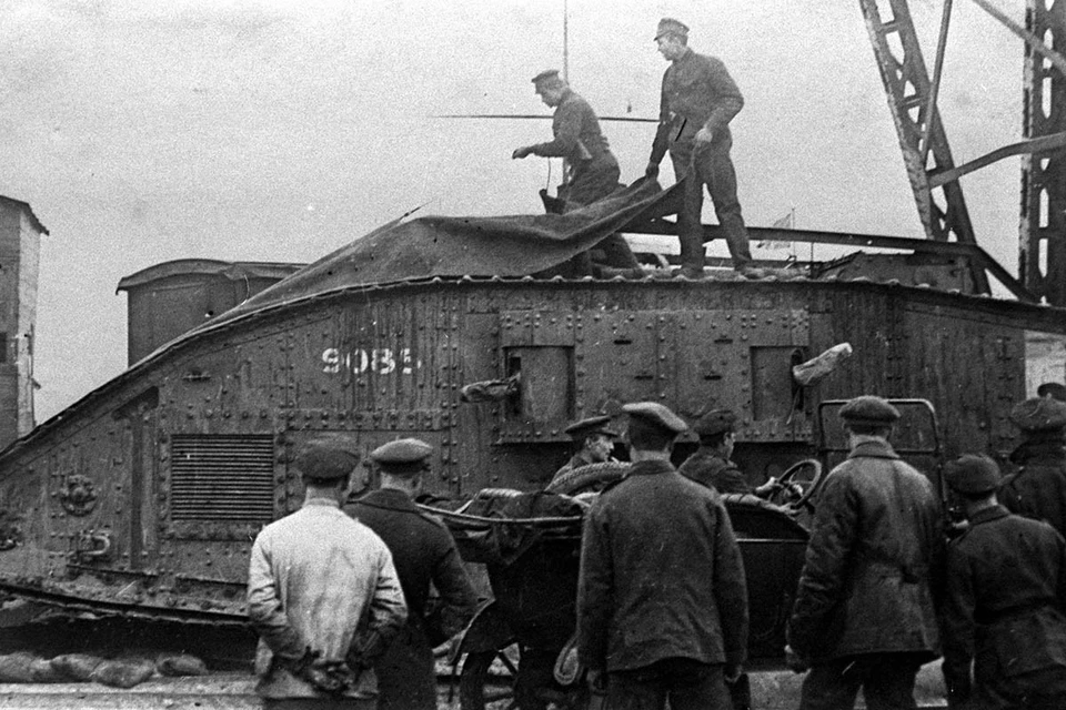 Выгрузка английских танков на причале Архангельского порта во время Гражданской войны, 1918 год.