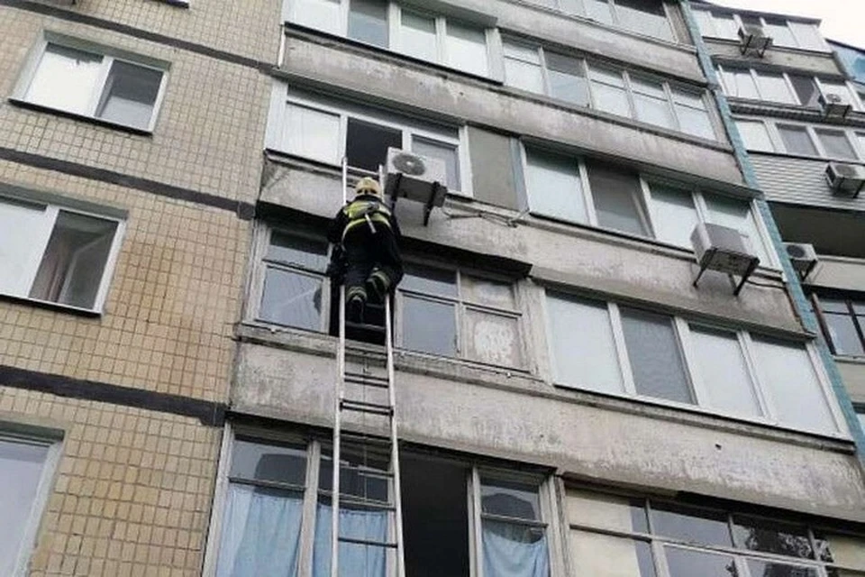 Спасатели попали в жилье с помощью автолестницы через балконный блок. Фото: МЧС ЛНР