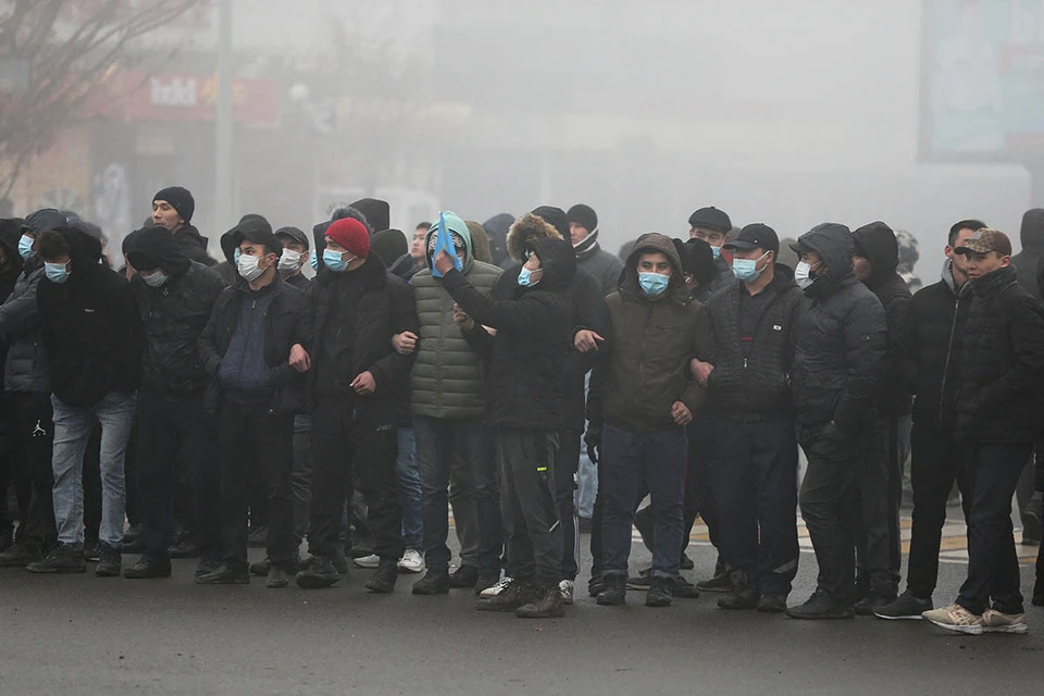 Ревущая толпа в Алма-Ате напала на спецкора "КП" Владимира Ворсобина