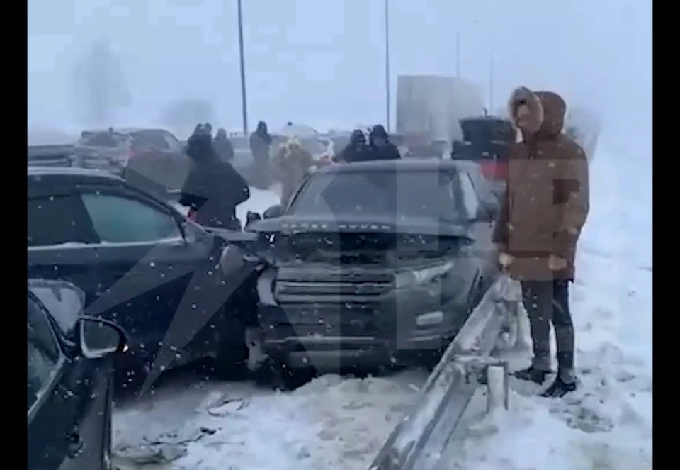 Из-за снегопада на трассе под Тулой в ДТП из 30 машин пострадали дети