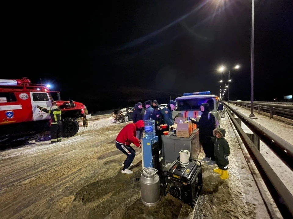 Спасатели помогали водителям и пассажирам. Фото: МЧС РФ