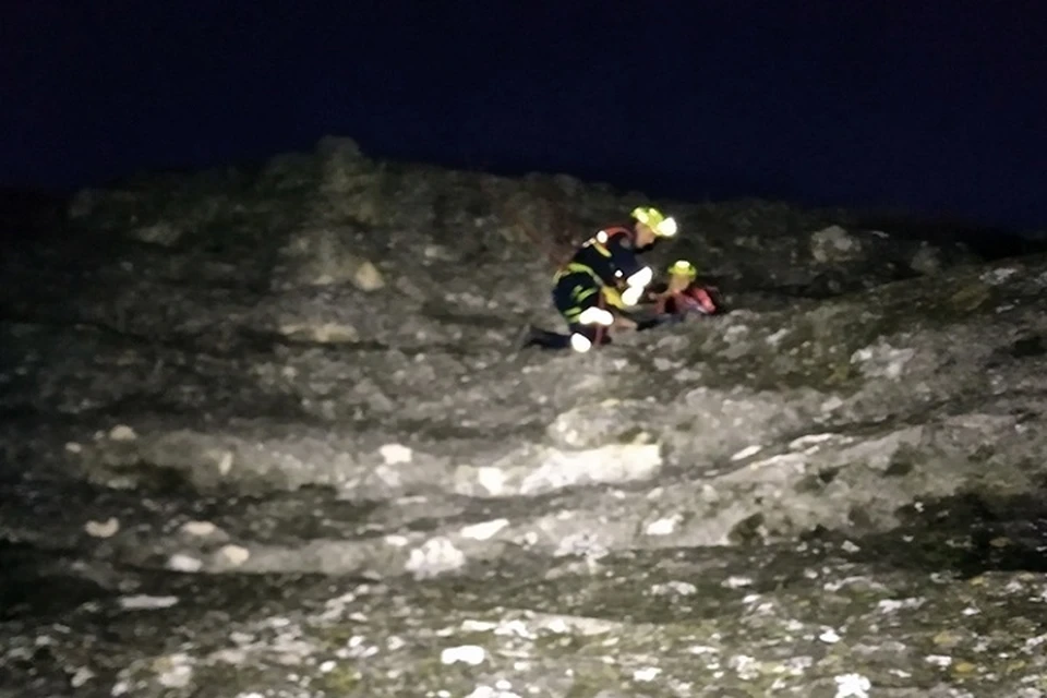 14-летний подросток забрался на высоту 15 метров в районе Петровских скал. Фото: ГУ МЧС по РК