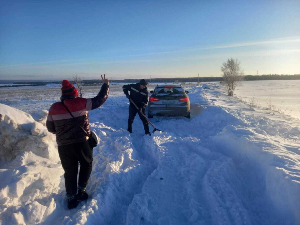 Спасатели откопали автомобиль и помогли замерзавшим выехать из сугроба, сопроводив до трассы М-7.