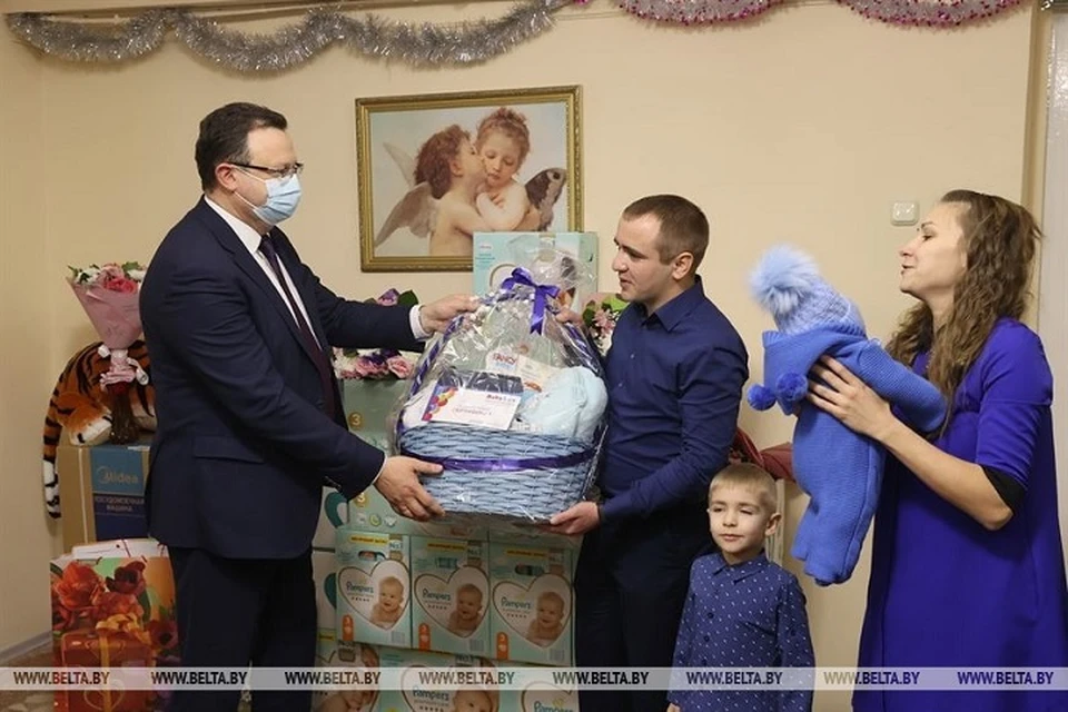 Дмитрий Пиневич вручает подарок от Александра Лукашенко и Минздрава. Фото: БЕЛТА