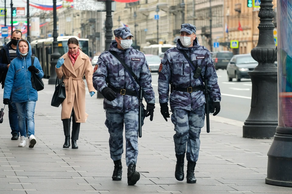 Злоумышленник пытался похитить коробку с тортами в Петербурге.