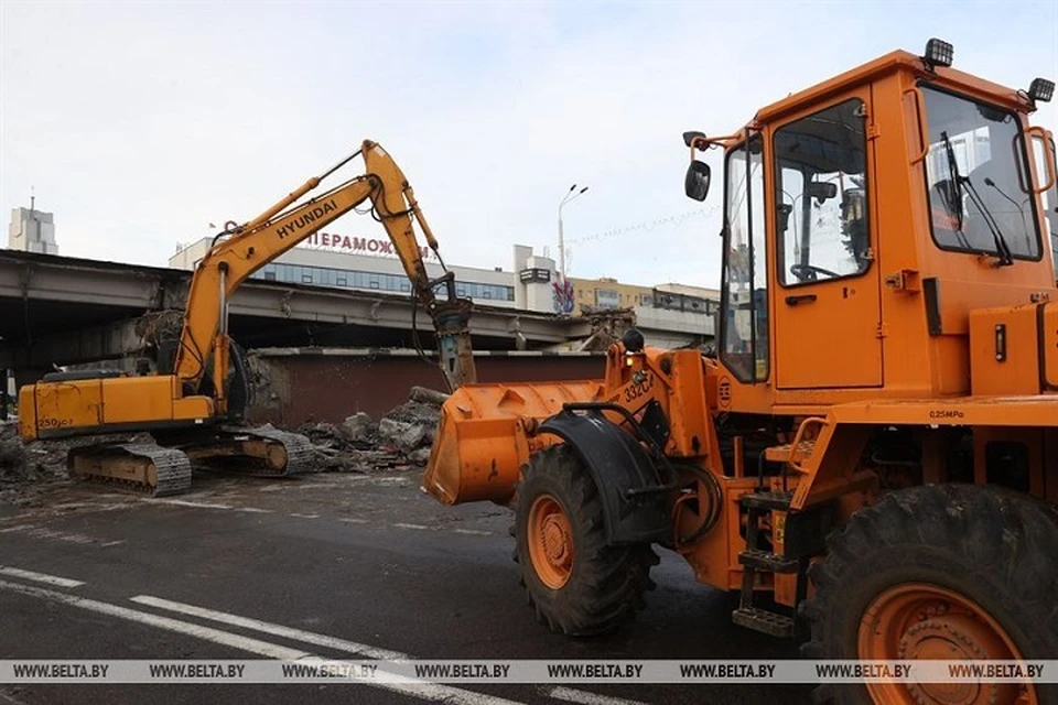 На Немиге демонтируют обрушившийся путепровод. Фото: БелТА