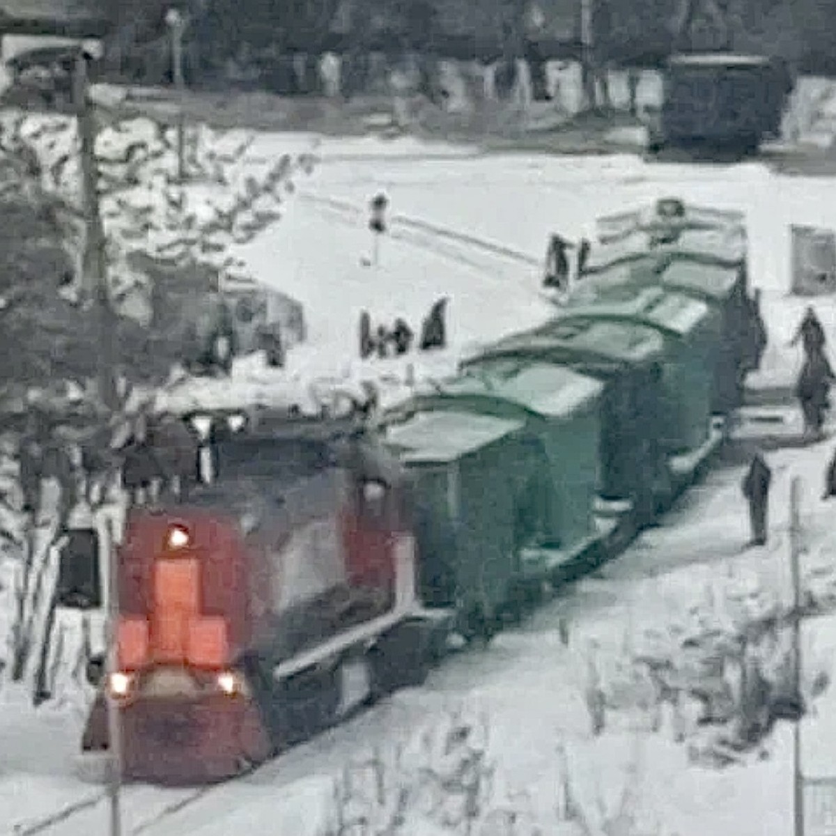 Сбитая грузовым поездом на перегоне в Твери 18-летняя девушка  госпитализирована с травмами - KP.RU