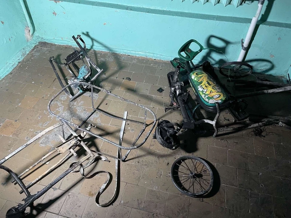 Пожарные спасли из горящей пятиэтажки в Надыме троих детей и троих взрослых. Фото: МЧС России по ЯНАО