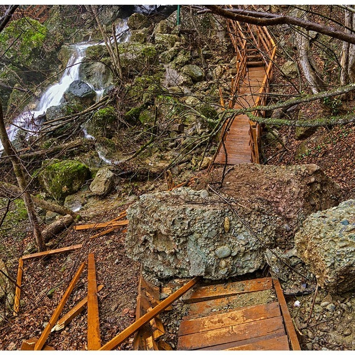 Мощный камнепад разрушил тропу к крымскому водопаду Су-Учхан - KP.RU