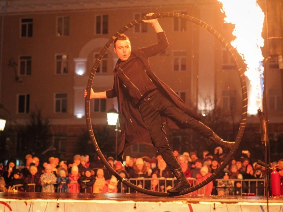 Фаер-шоу на Театралке 5 января. Фото: Дарья Иванова.