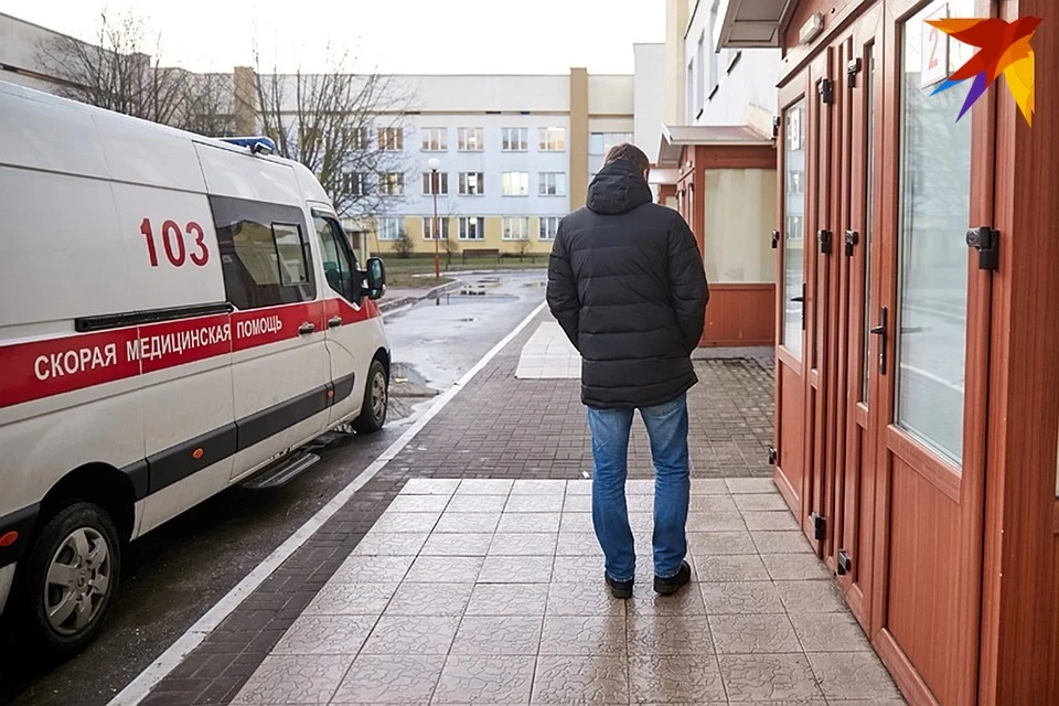 В целом омикрон - штамм считается менее опасным, чем штамм дельта, но это не повод расслабляться