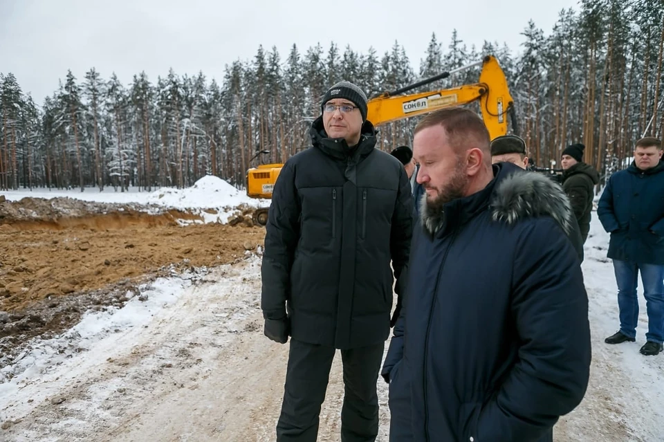 Александр Авдеев на месте строительства инфекционного госпиталя. Фото со страницы Александра Авдеева в ВК.