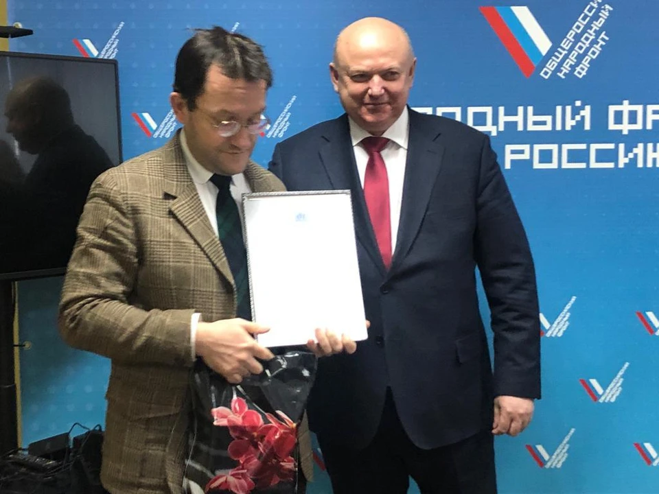 Депутат Госдумы РФ Андрей Красов (справа) поздравляет генерального директора рязанского выпуска "Комсомольской правды" Николая Мальцева.