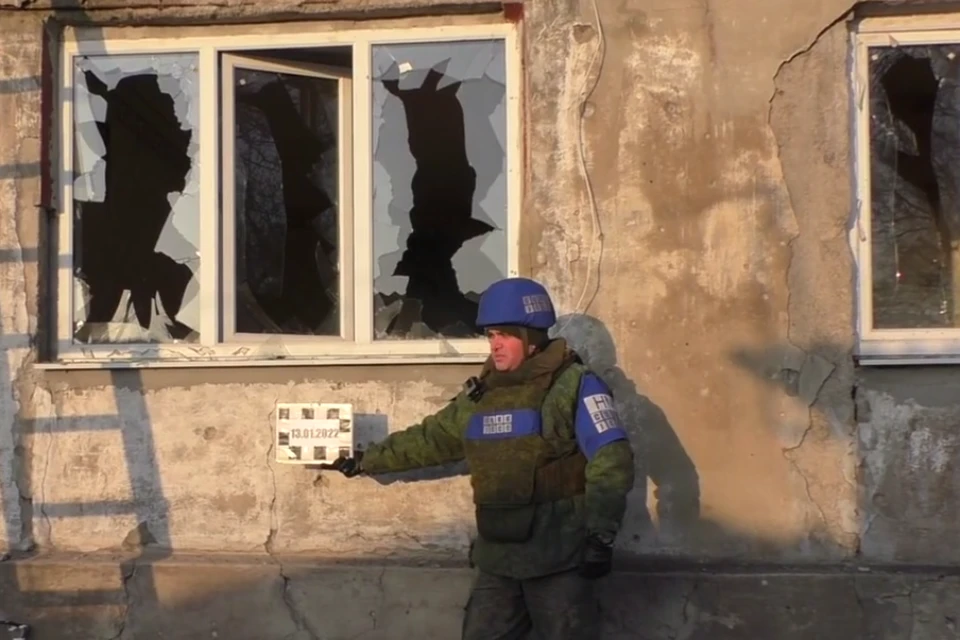 В результате украинского обстрела пострадал многоквартирный жилой дом. Фото: НМ ЛНР