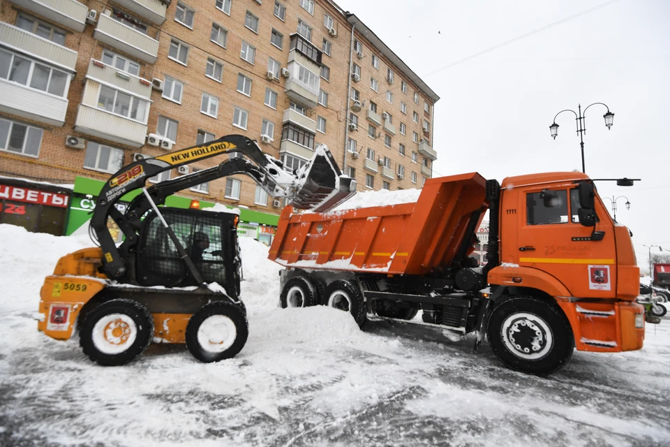 Для очистки от снега проездов и тротуаров внутри кварталов каждый день привлекают более 70 снегоуборочных машин и более 1100 дворников.