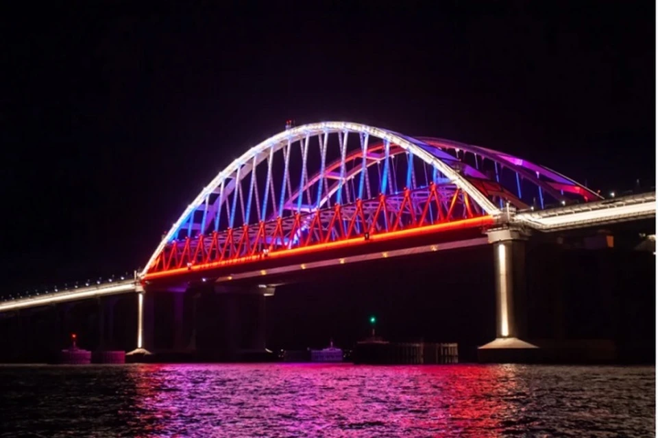 Подсветку на Крымском мосту включили к 9 мая 2021 года. Фото: пресс-служба ФКУ Упрдор «Тамань»