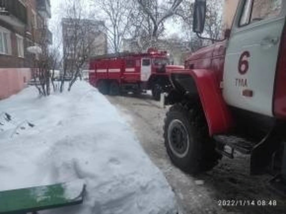 В Туле эвакуировали 12 человек из горящего дома на улице Волкова
